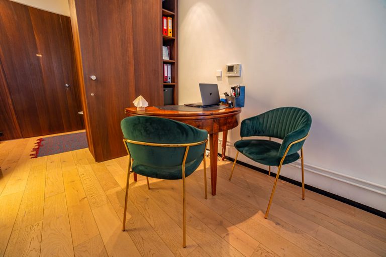 Deux chaises du cabinet de Vincent Ortlieb
